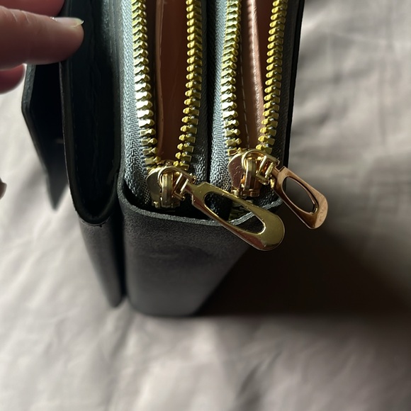 Free Crossbody - Picture 7 of 9